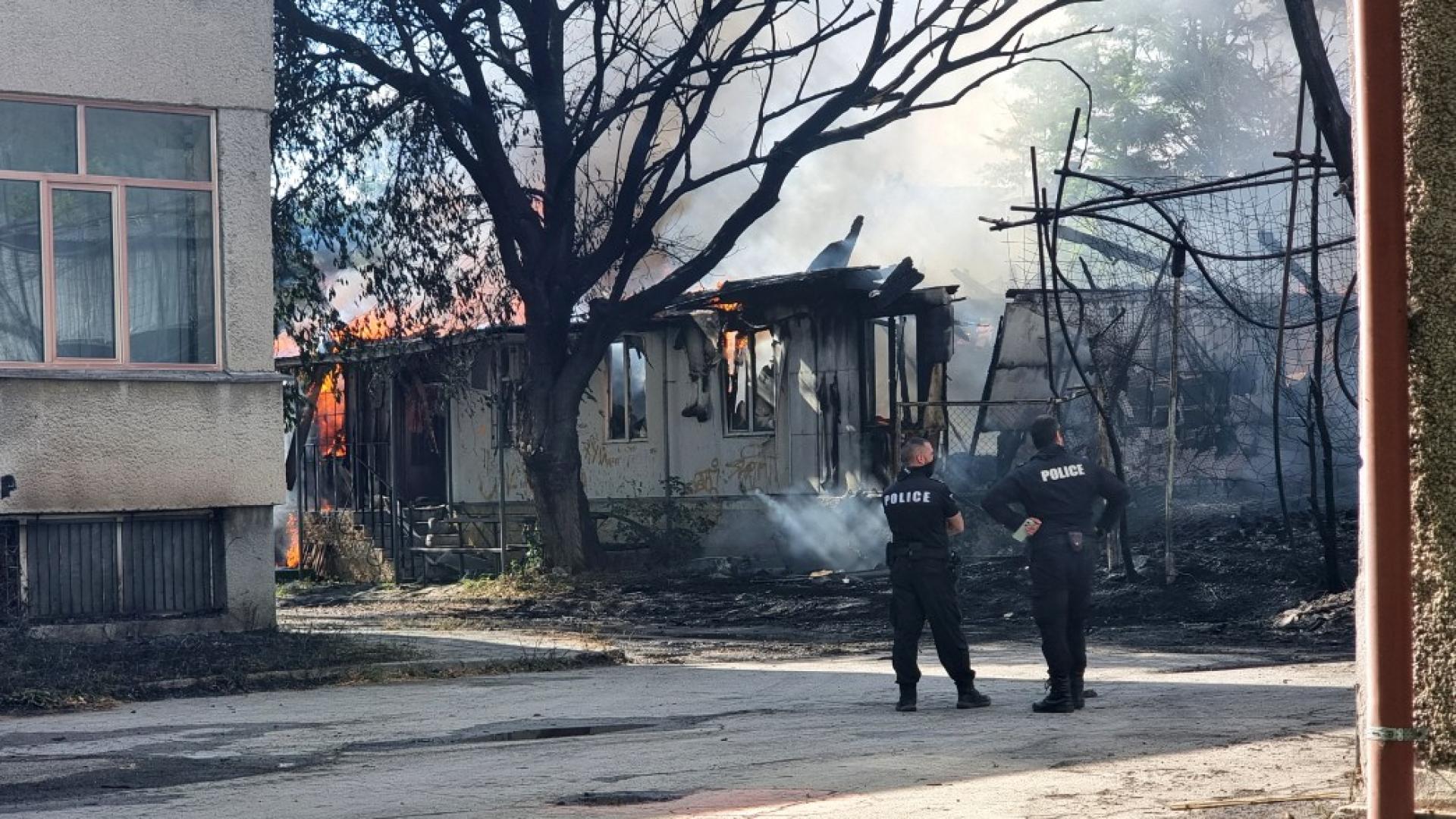 Пожарът в двора на Техническия университет във Варна вече е