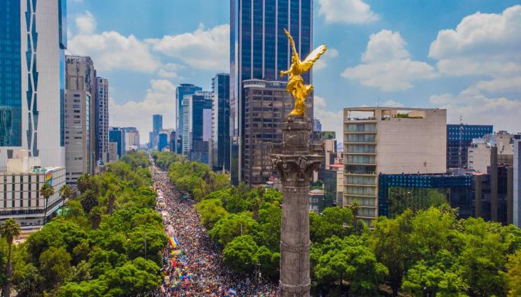 d - ВЪПРЕКИ УБИЙСТВАТА: 800 000 души участваха в прайда в Мексико Сити (ВИДЕО)