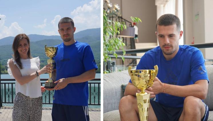 Марин Петков - Марин Петков вдигна Купата на „Мач Телеграф“