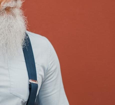 Той е на близо 60 години и тотално разбива клишето