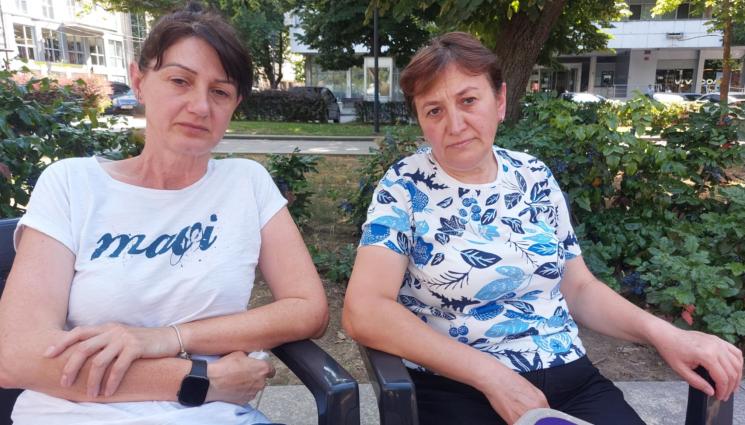 Майките на загиналите в катастрофа Деница и Батуан - Майките на загиналите в катастрофа Деница и Батуан пред