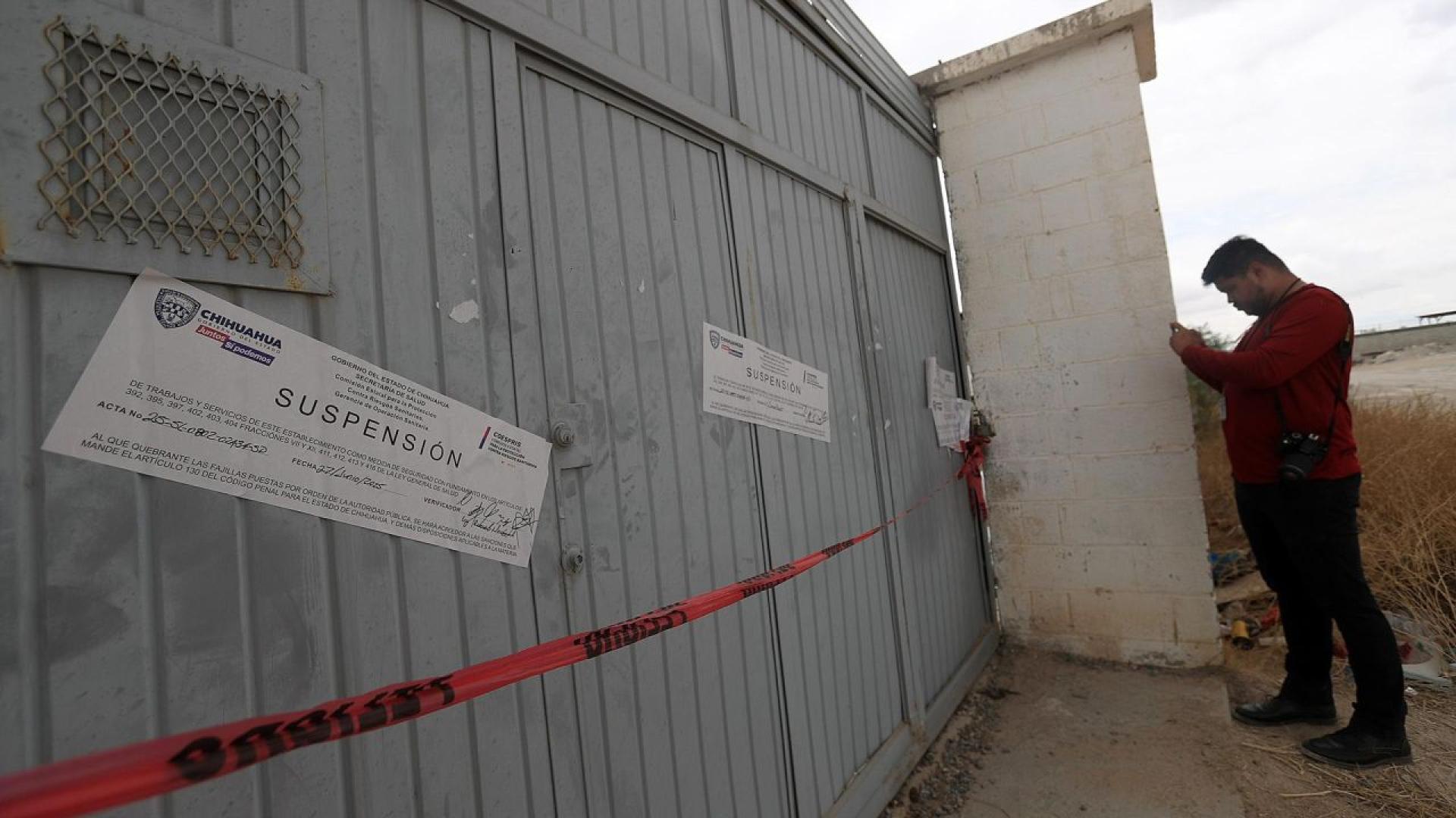 Броят на разлагащите се тела открити натрупани в невзрачна сграда