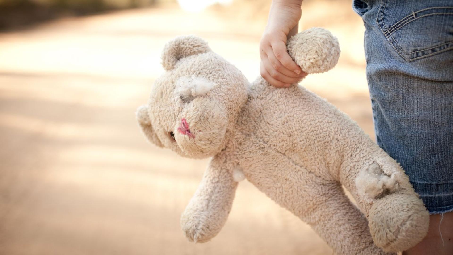 Две малки деца бяха открити живеещи скрити в отдалечена ферма