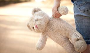 65-годишен мъж е обвинен, че е блудствал с 13-годишно момиче в автобус