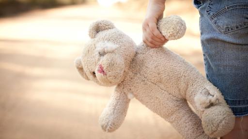 65-годишен мъж е обвинен, че е блудствал с 13-годишно момиче в автобус