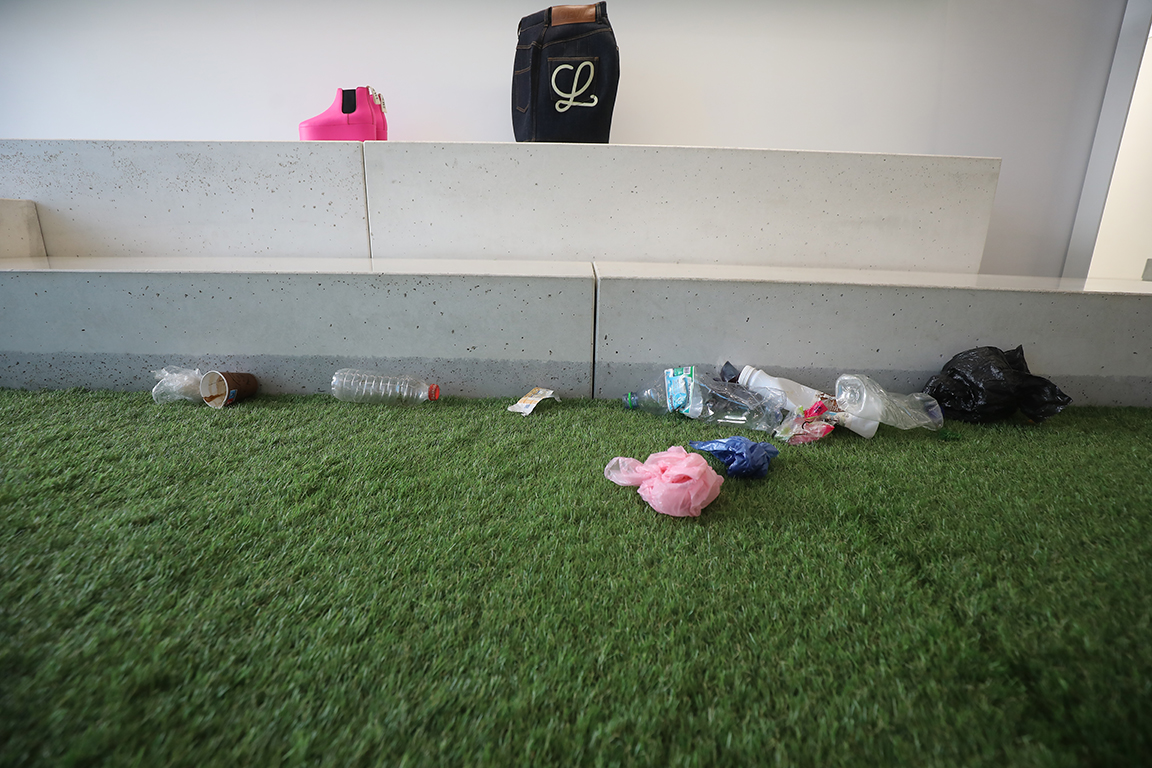 <p>Произведението е резултат от пътуванията на визуалния артист по българо-турската граница и събирането там на отпадъци, които после той пренася на нови локации.</p>