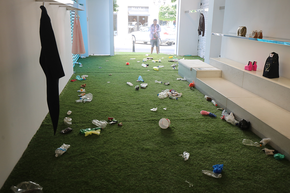 <p>Според автора това е било направено, без да го предупредят и обсъдят с него ситуацията, като в знак на протест той оттегли и другите си две работи от експозицията.</p>