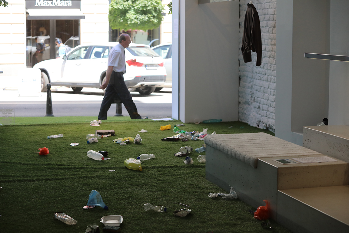 <p>Ако при него отпадъкът се преработва, редуцира или трансформира, то при Иван Мудов жестът е обратен &ndash; той съзнателно запазва отпадъка такъв, какъвто е, без намеса, защитавайки неговата цялост.</p>