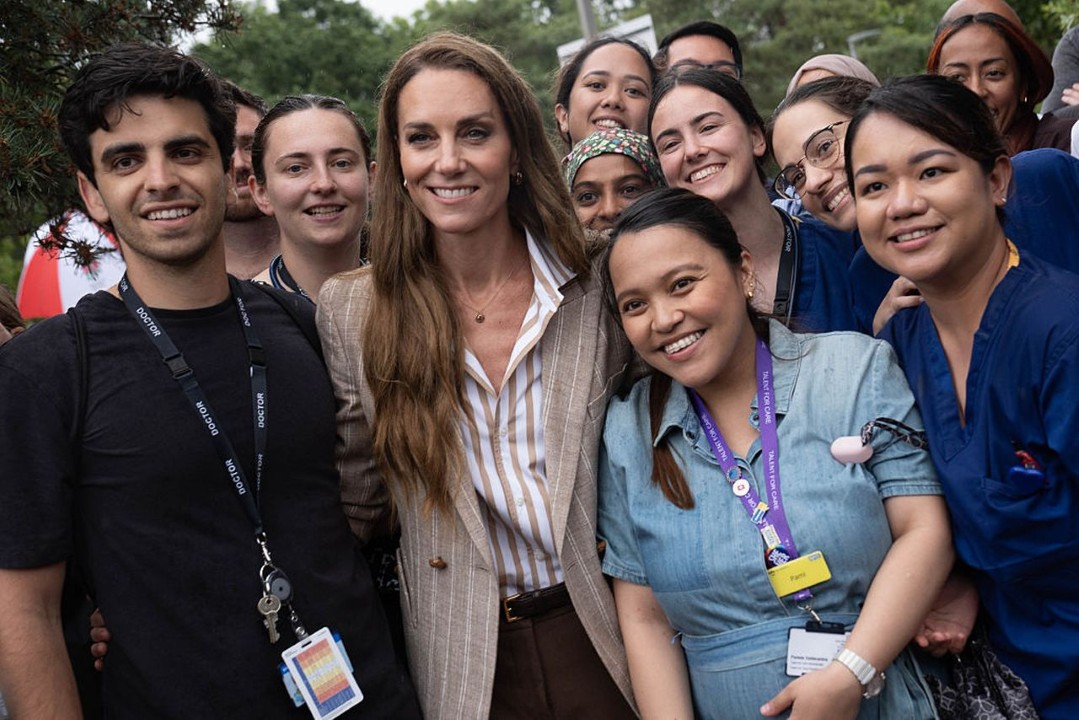 <p>43-годишната принцеса на Уелс посети болницата в Колчестър, Есекс, за да прекара време в специално проектирана градина за благополучие. Това зелено пространство е създадено с цел възстановяване и предлага спокойствие както на пациентите, така и на служителите и посетителите.</p>