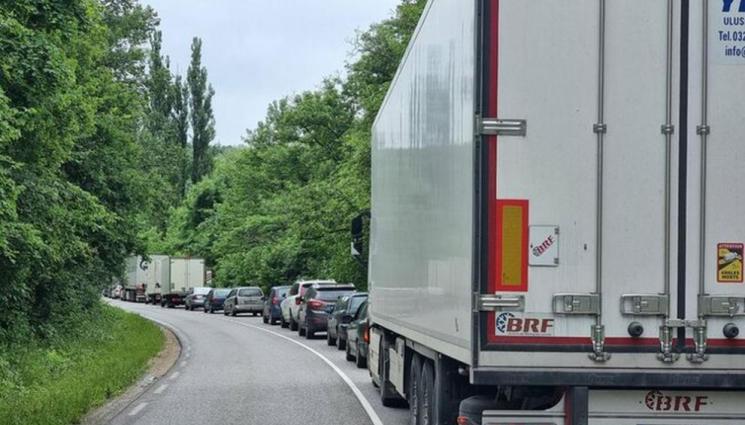 тир - Петрохан с нови правила: Тежкотоварни над 12 т. по обходен път!