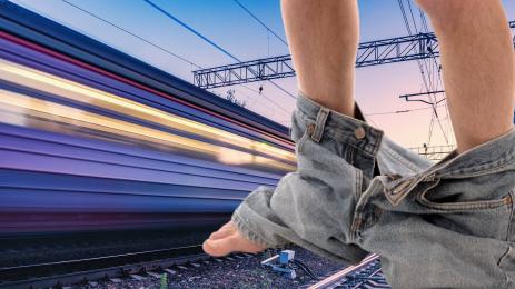 влак гол мъж изваратеняк