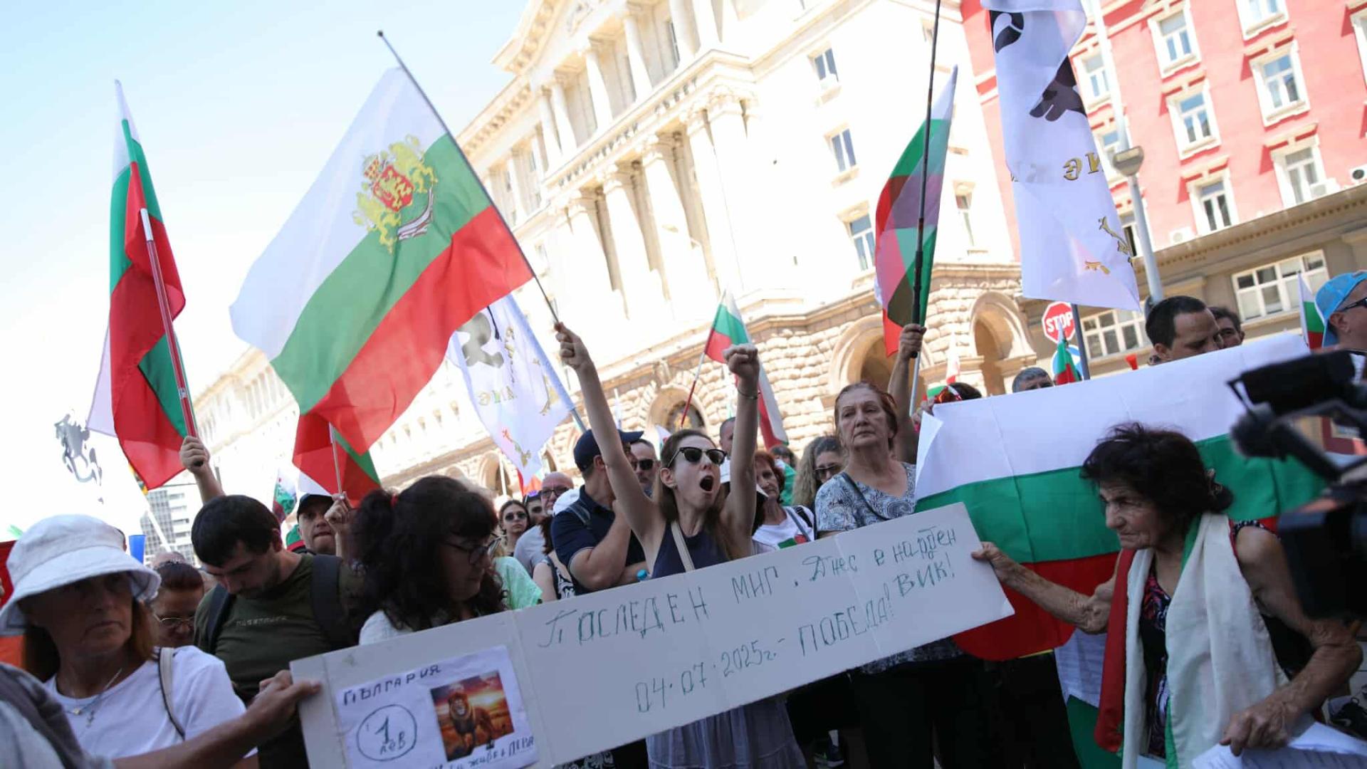Привърженици на партия Възраждане протестират пред Народното събрание С плакати