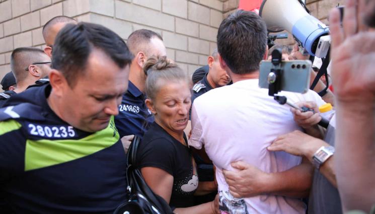 протест НС евро - Напрежение пред парламента: Пореден протест в защита на българския лев (СНИМКИ)