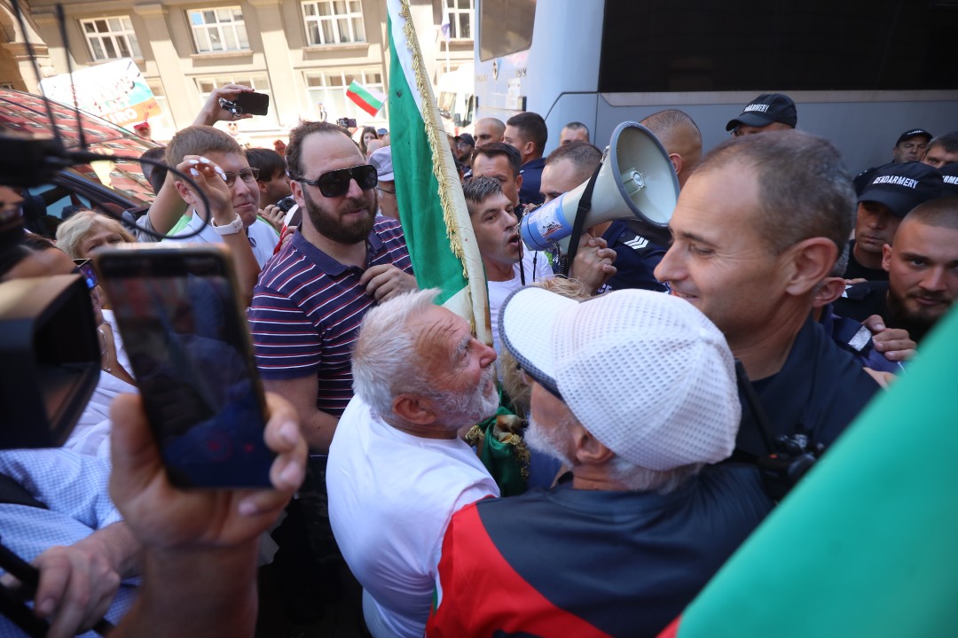 <p>Привърженици на партия &quot;Възраждане&quot; протестират пред Народното събрание. С плакати с надписи &quot;Оставка&quot;, &quot;Запазваме лева! Печелим битката!&quot;, &quot;Бъдещето е на суверенните държави!&quot;, &quot;Запазваме българския лев!, те се събраха пред сградата на парламента.</p>
