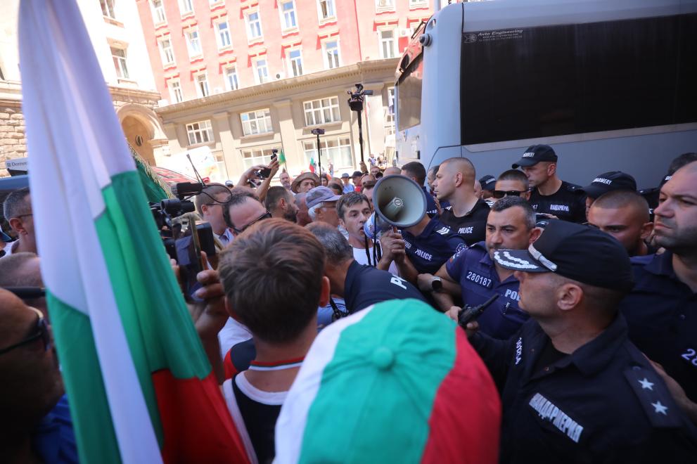 Възраждане свика пореден протест в защита на лева и срещу