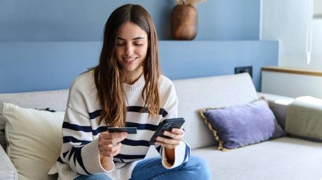 момиче телефон