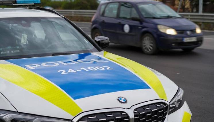 d - Полицаи качиха в патрулка жена и я откараха в болница (СНИМКИ)