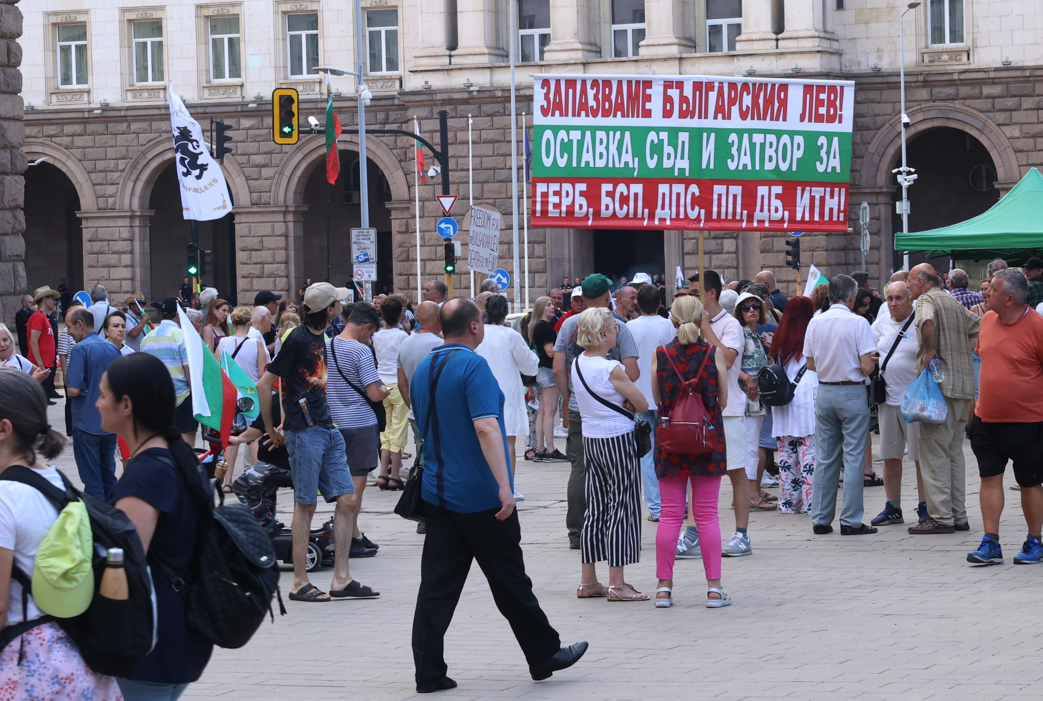 <p>Протестиращи в защита на българския лев блокираха движението по столичния бул. &quot;Цар Освободител&quot;. Те&nbsp;се събраха&nbsp;около сградите на президентската институция и на Народното събрание. В района имаше засилено полицейско присъствие.Събралите се настояваха&nbsp;за запазване на лева, провеждане на референдум за еврото и за оставка на правителството.</p>
