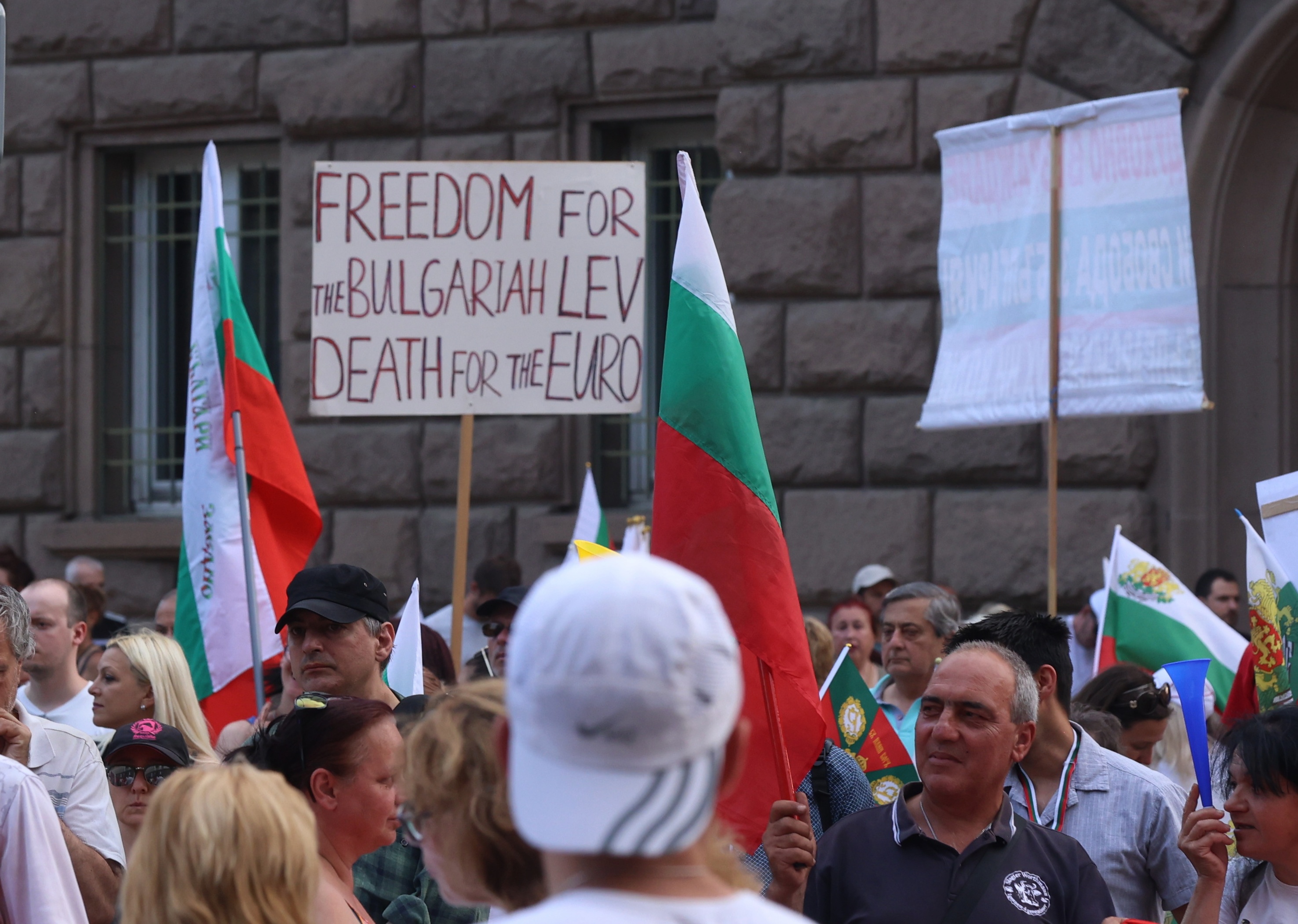 <p>Протестиращи в защита на българския лев блокираха движението по столичния бул. &quot;Цар Освободител&quot;. Те се събраха около сградите на президентската институция и на Народното събрание. В района имаше засилено полицейско присъствие.Събралите се настояваха за запазване на лева, провеждане на референдум за еврото и за оставка на правителството.</p>