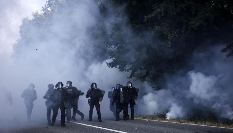 Франция полиция - Сблъсъци на жандармерия и активисти във Франция
