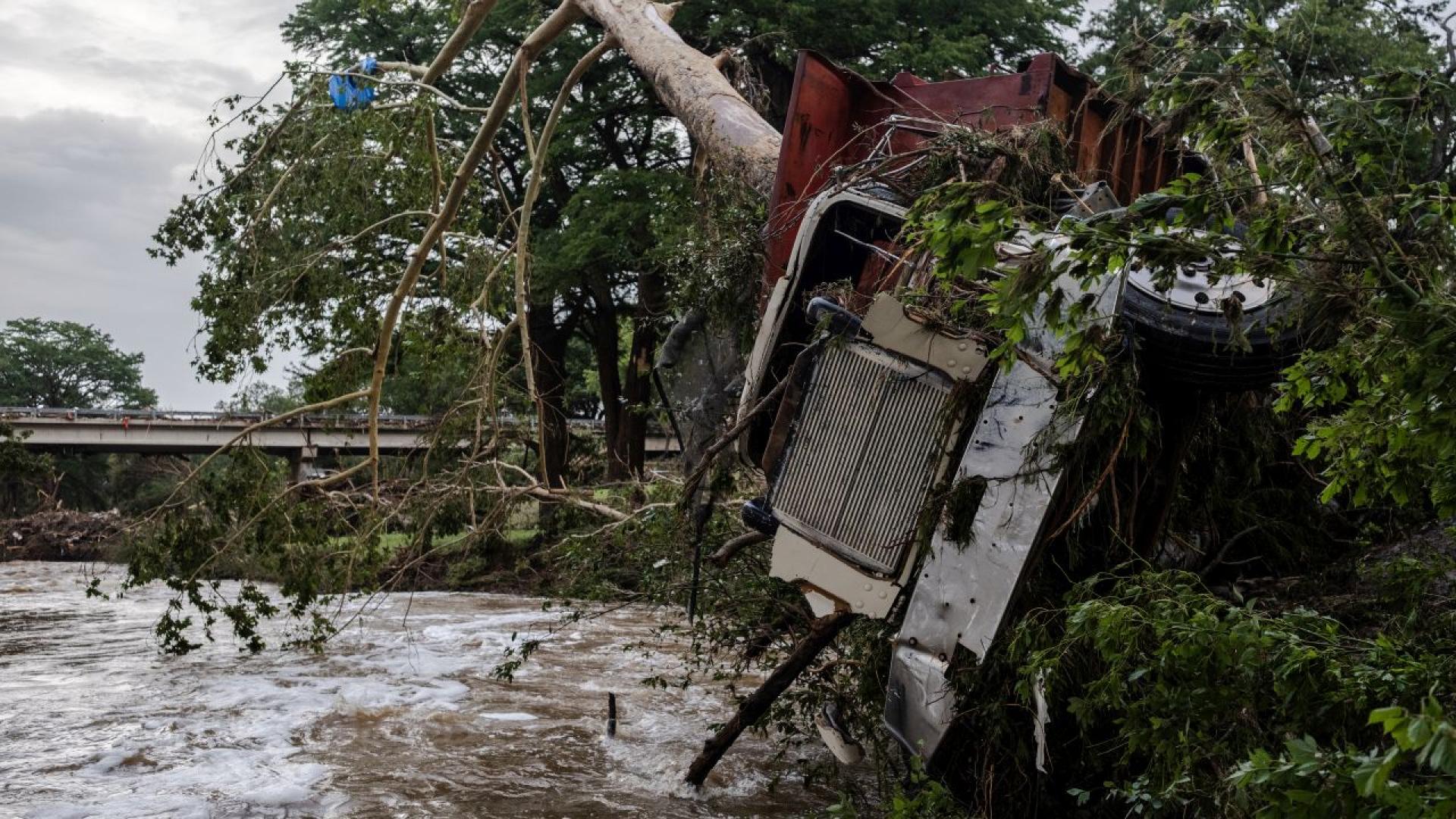 Стотици спасители са разположени в търсене на оцелели в централен