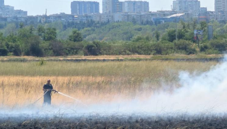атг - ОГНЕН АД: Атанасовското езеро пламна отново!