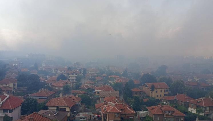 d - Горят гаражи и автомобили в Пазарджик! (ВИДЕО)