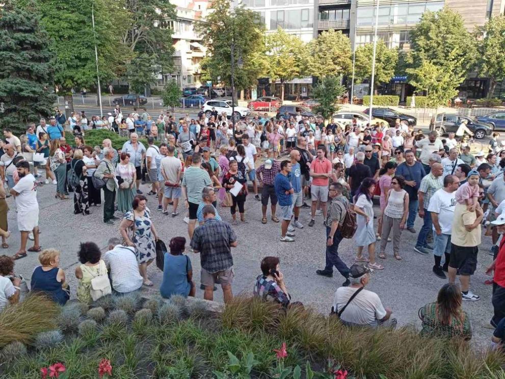 Стотици са се събрали пред сградата на Община Варна в