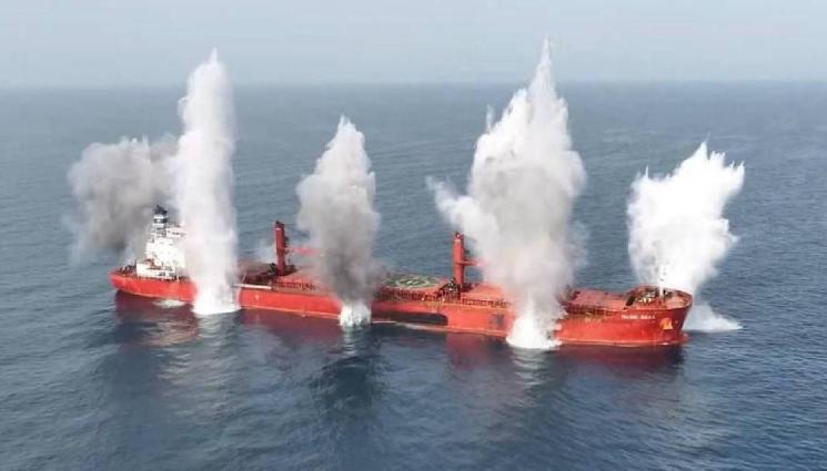 d - Хутите превзеха и взривиха товарен кораб в Червено море (ВИДЕО)