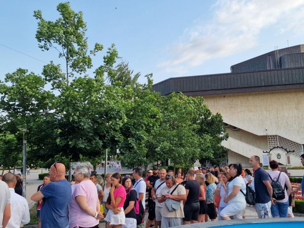 Граждани се събраха пред Съдебната палата в Разград на мирен