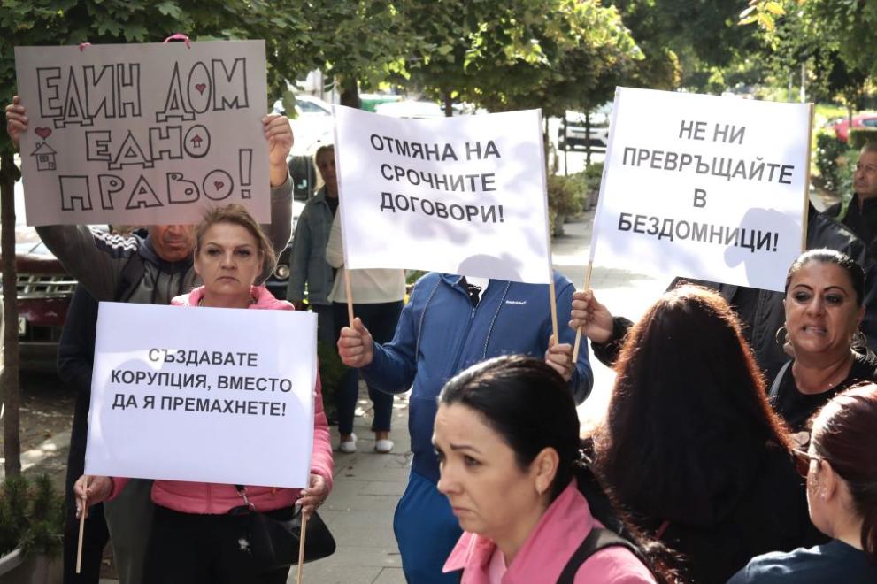 Наематели се събраха пред Столичната община на протест срещу нова