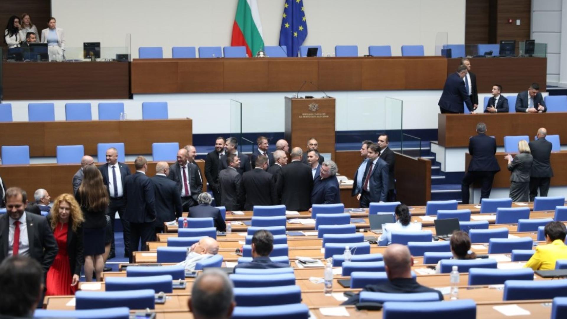 Председателят на парламента Наталия Киселова даде 15 минути почивка за