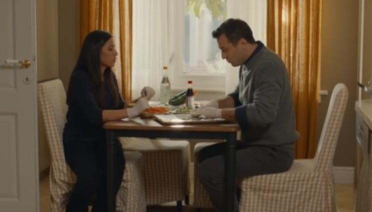 в кухнята на - ЗЛАТНО ВРЕМЕ: В кухнята на „Предателство“: Шуши със сьомга (РЕЦЕПТА)