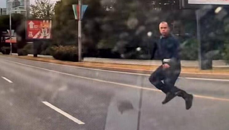 d - ВНИМАВАЙТЕ! Самоубиец скача пред коли на голям булевард в София (ВИДЕО)