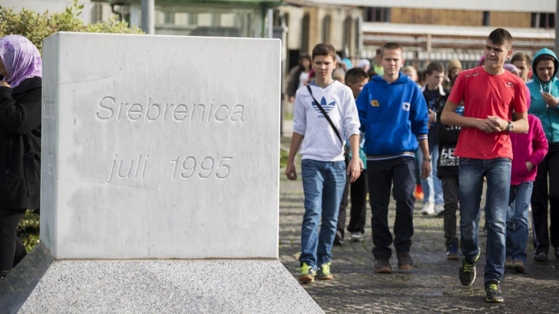 През юли 1995 г сръбски войски избиват над 8 000