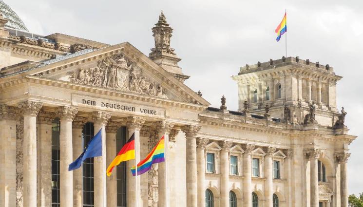 д - Махат ЛГБТ знамената от германския парламент
