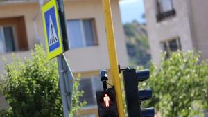 Шестима пешеходци са глобени след поставянето на светофарна уредба в