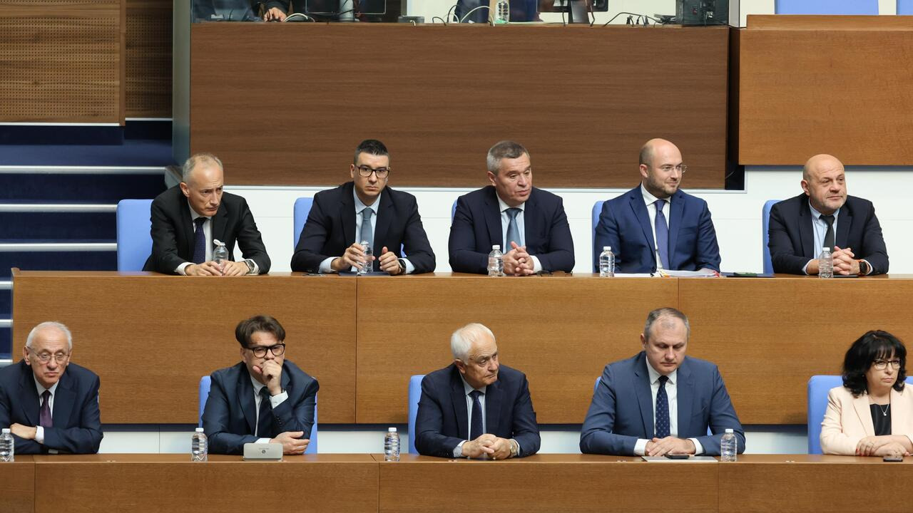 Народното събрание отхвърли вота на недоверие към Министерския съвет с министър-председател Росен Желязков за "провал в сектора на околната среда и водите" с 83 гласа „за“ и със 131„против“.