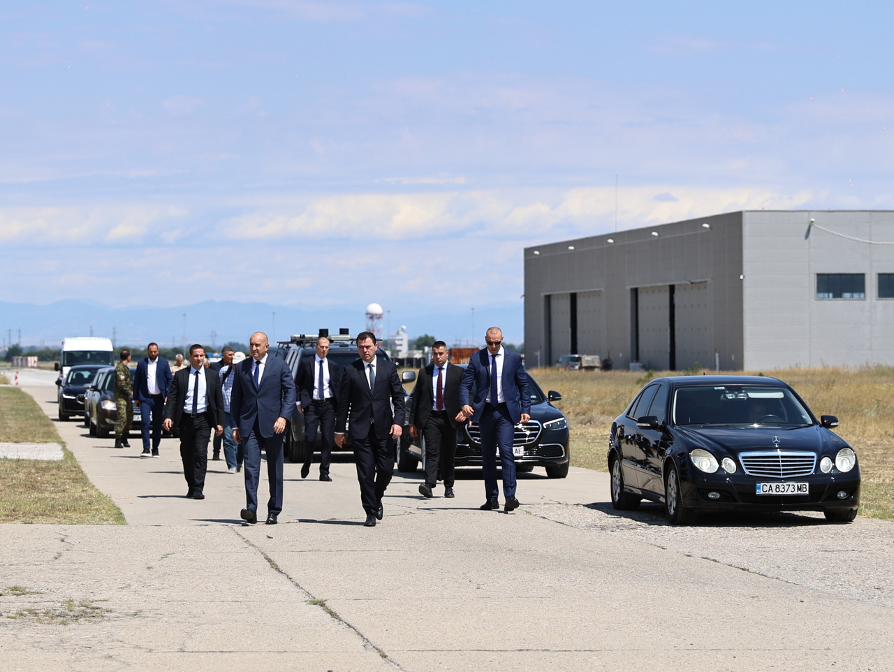 <p>Държавният глава посети 24-та авиобаза &bdquo;Крумово&ldquo;, където се запозна с доклада относно готовността за действие при гасене на пожари от въздуха и разговаря с личния състав и ръководството на авиобазата. Той каза, че в авиобазата са доставени десетте нови подвесни системи Bambi-Bucket, а в гасенето на пожари от въздух ще могат да се използват два хеликоптера МИ-17 и от два до четири &bdquo;Кугар&ldquo;.</p>