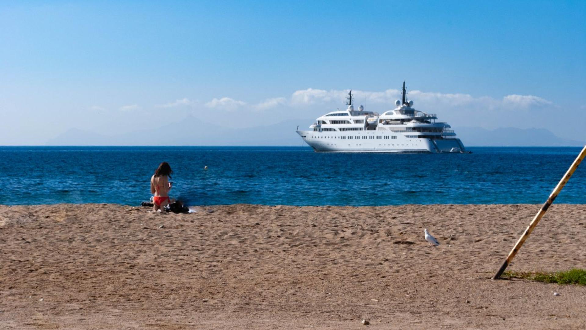 Встарото пристанище на Сен Тропе популярно сред милиардери и туристи