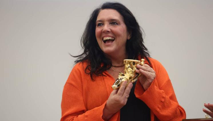 проф Бетани Хюз - Подариха копие на  „Панагюрското съкровище“ на проф. Бетани Хюз