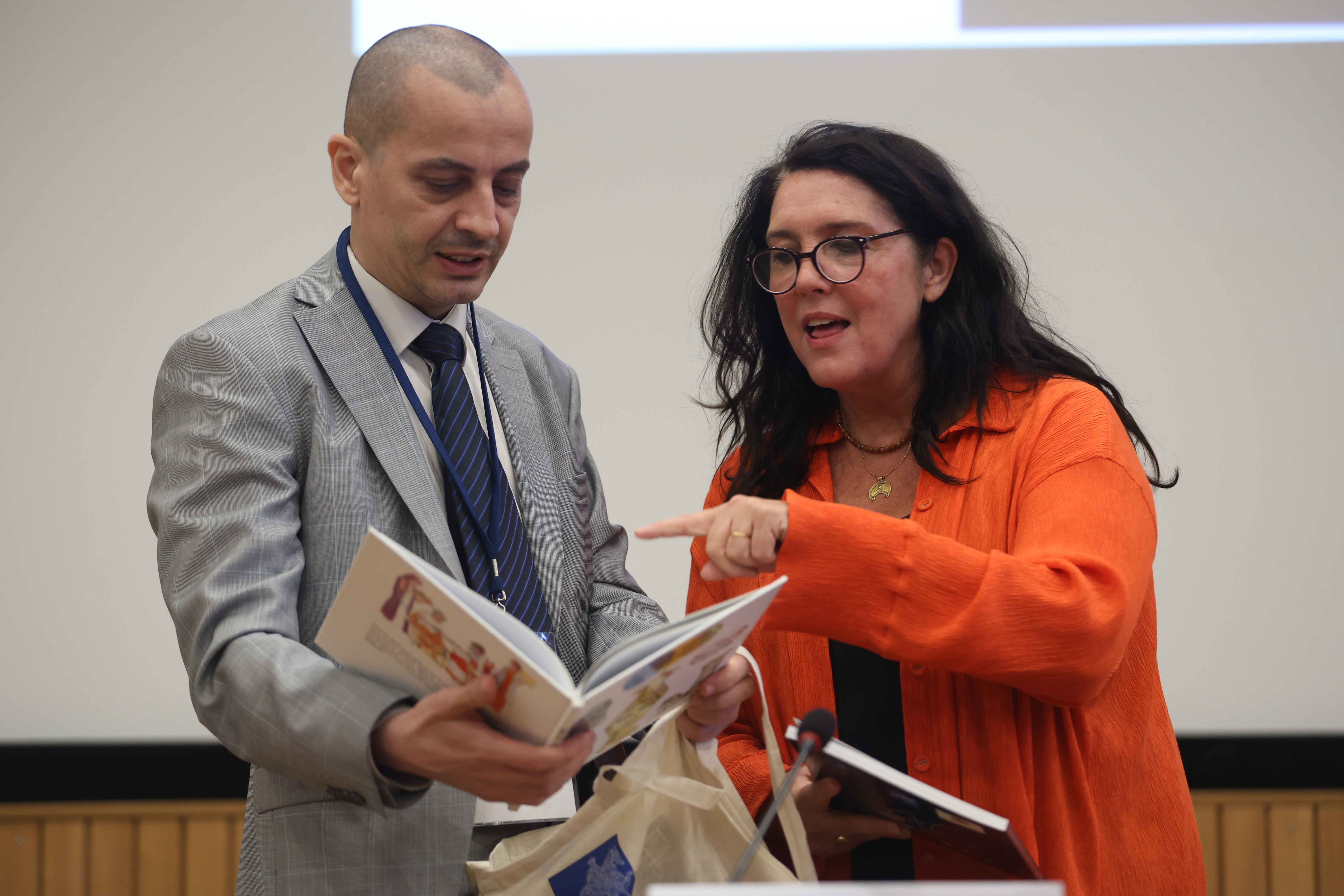 проф Бетани Хюз