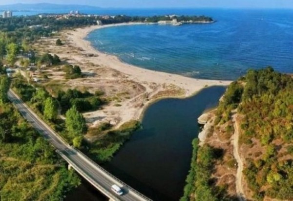  Реката с моста, както е било тогава и в този момент 