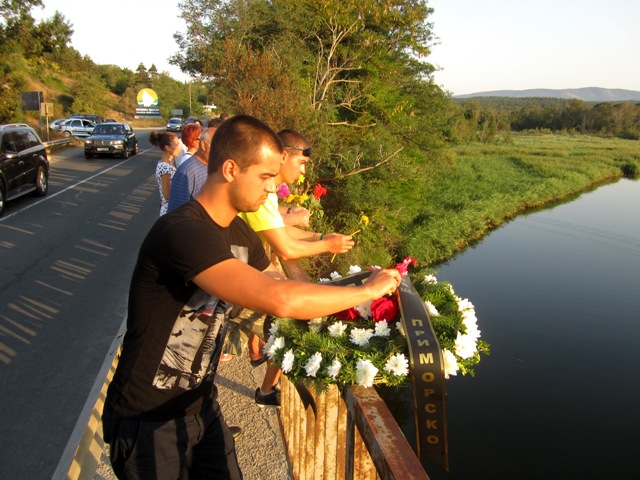  Жители на Царево и Китен всяка година хвърлят венци от моста над реката в памет на жертвите 