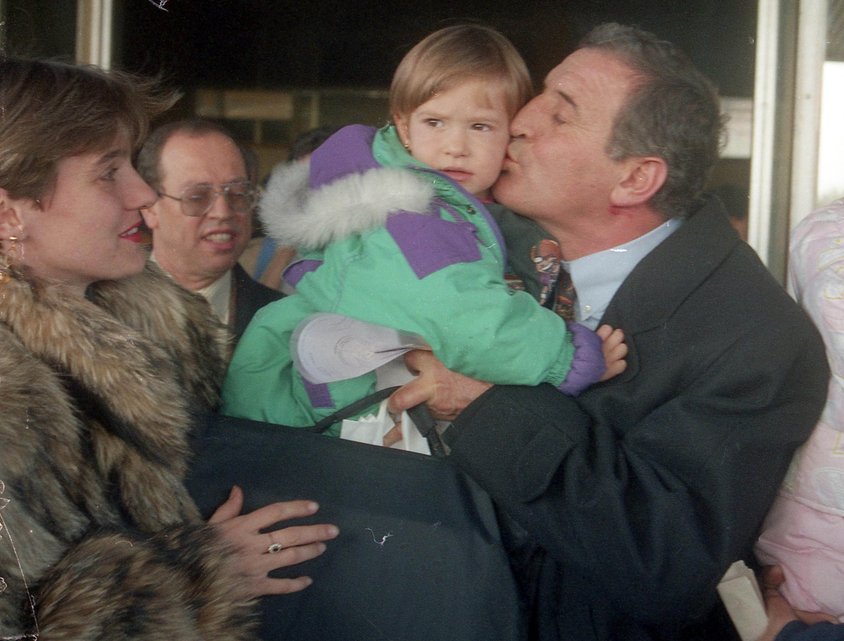  Дъщерята Екатерина и внучката Димитра (Дими) посрещат Пенев на аерогарата след мач на националния тим през 1995 година 