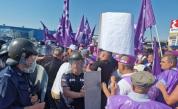Полицейски кордон спря протеста на горските служители на АМ 