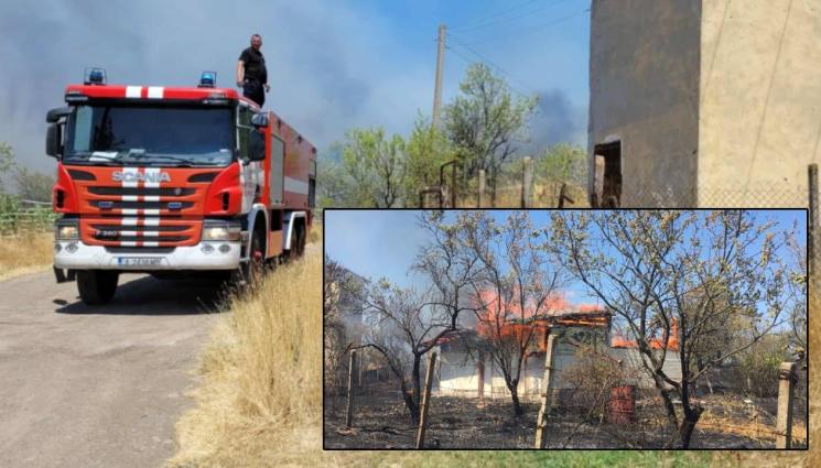 д - ОГНЕНИЯТ АД В БУРГАСКО: Изгоряха 30 къщи, спасиха млада жена с малки деца! (ВИДЕО)