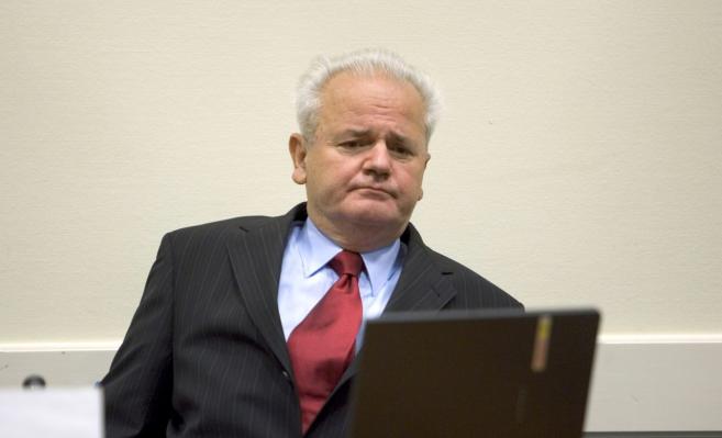 Бившият югославски президент Слободан Милошевич се явява на защита в трибунала за военни престъпления на 5 юли 2004 г. в Хага, Нидерландия.