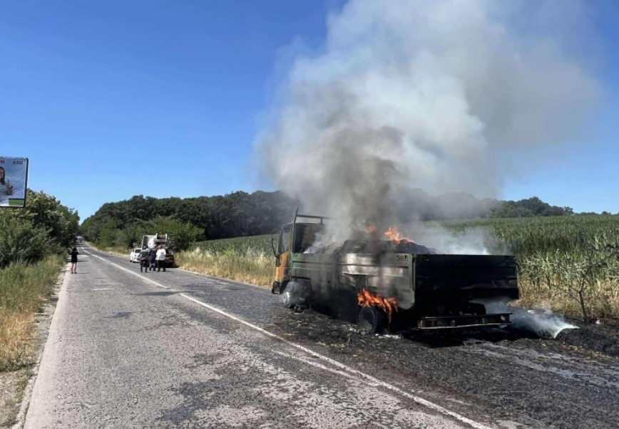 камион гори