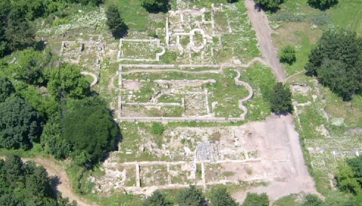 Нове - НА ТРИ КИЛОМЕТРА ОТ СВИЩОВ: В римския лагер на Първи Италийски легион - Нове откриха постамент на бог Меркурий